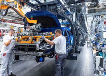 Cae la producción de autos por las plantas cerradas y la baja en los patentamientos