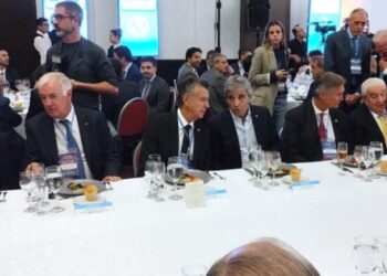 Caputo prometió a los empresarios un dólar planchado y baja de impuestos