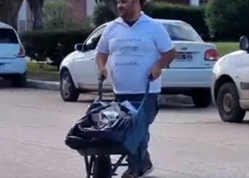 Fue a pagar una factura de $840 mil de luz con una carretilla cargada de plata