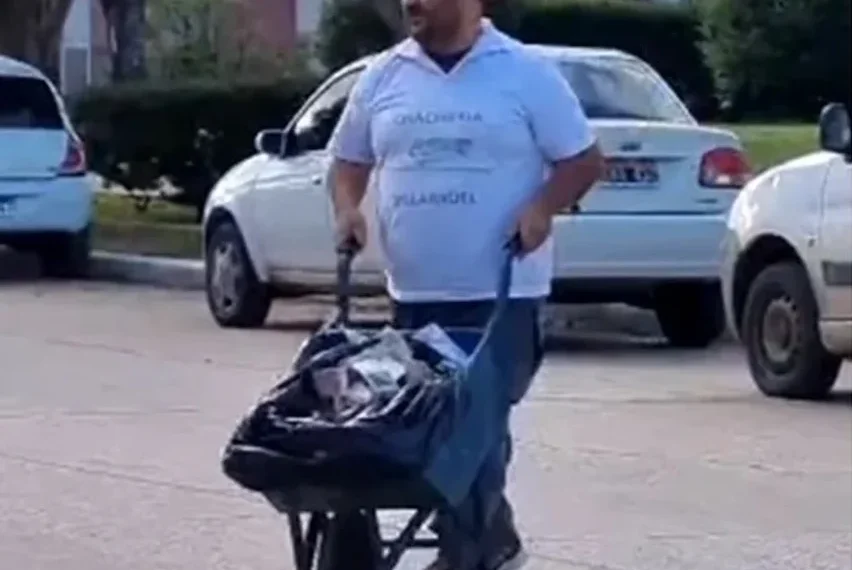 Fue a pagar una factura de $840 mil de luz con una carretilla cargada de plata