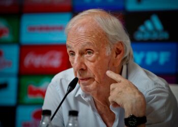 César Luis Menotti fue internado por un cuadro de anemia