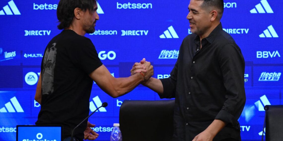 Riquelme aseguró que la presión de Cavani «es con él mismo» y deseó que le dé «más alegrías» a Boca