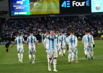 Argentina goleó a El Salvador en su estreno de temporada en Estados Unidos