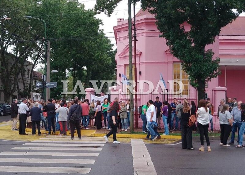 Abrazo simbólico a la UNNOBA ante la falta de presupuesto