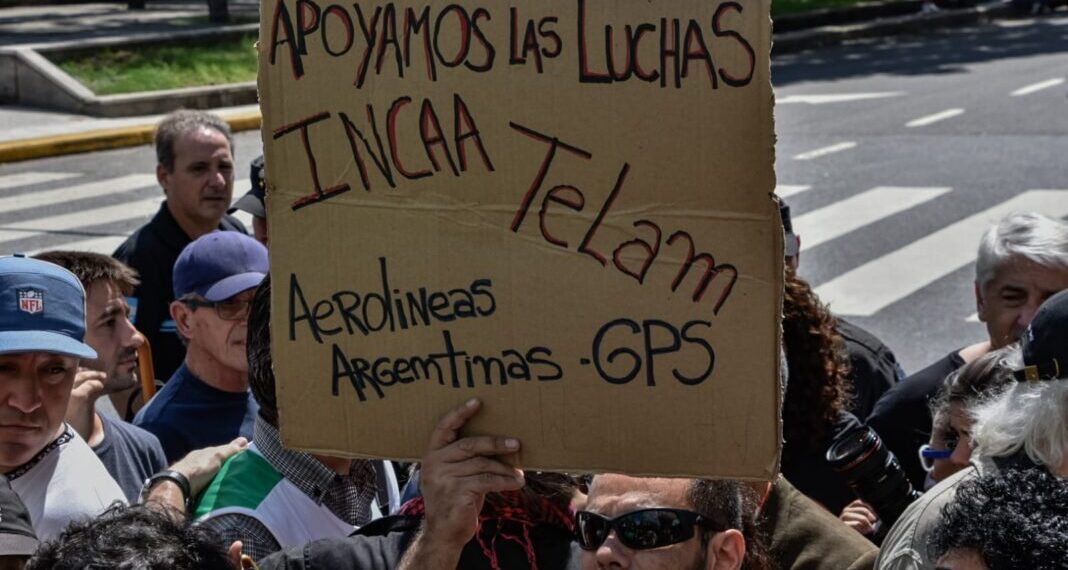 Cierran dos organismos nacionales, echan a 900 empleados y preparan otra ola de despidos