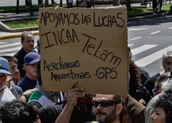 Cierran dos organismos nacionales, echan a 900 empleados y preparan otra ola de despidos