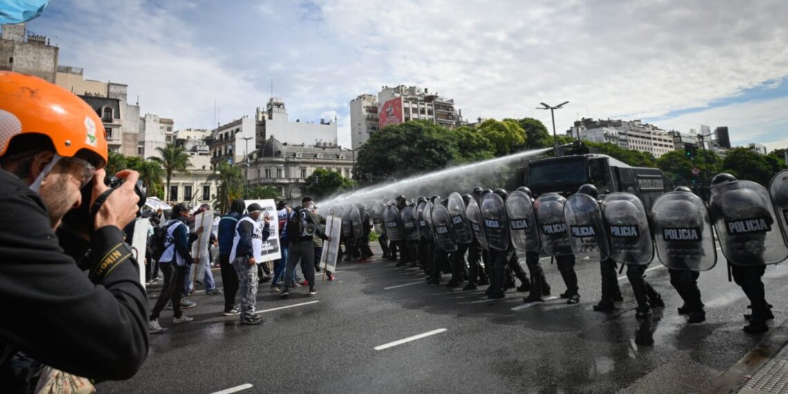 Editorial: Recesión y represión