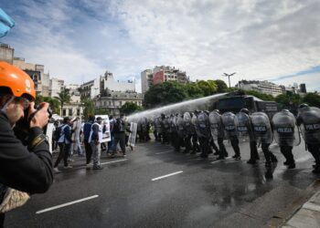 Editorial: Recesión y represión
