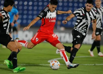 River se recuperó en Paraguay y sigue con puntaje perfecto