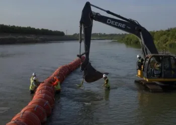 Texas enfrentará demanda del Gobierno de  Biden por barrera flotante para migrantes