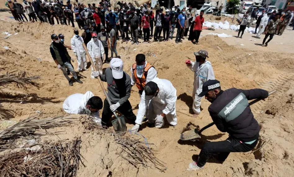 Un alto comisionado se declaró «horrorizado» por las fosas comunes en hospitales de Gaza