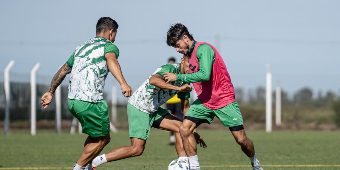 Sarmiento viajó a Mendoza a la espera del duelo con Godoy Cruz