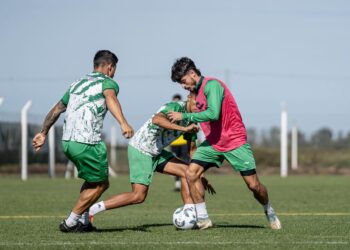 Sarmiento viajó a Mendoza a la espera del duelo con Godoy Cruz