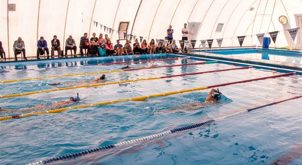 Gran repercusión regional de la clínica de natación en Santa Paula