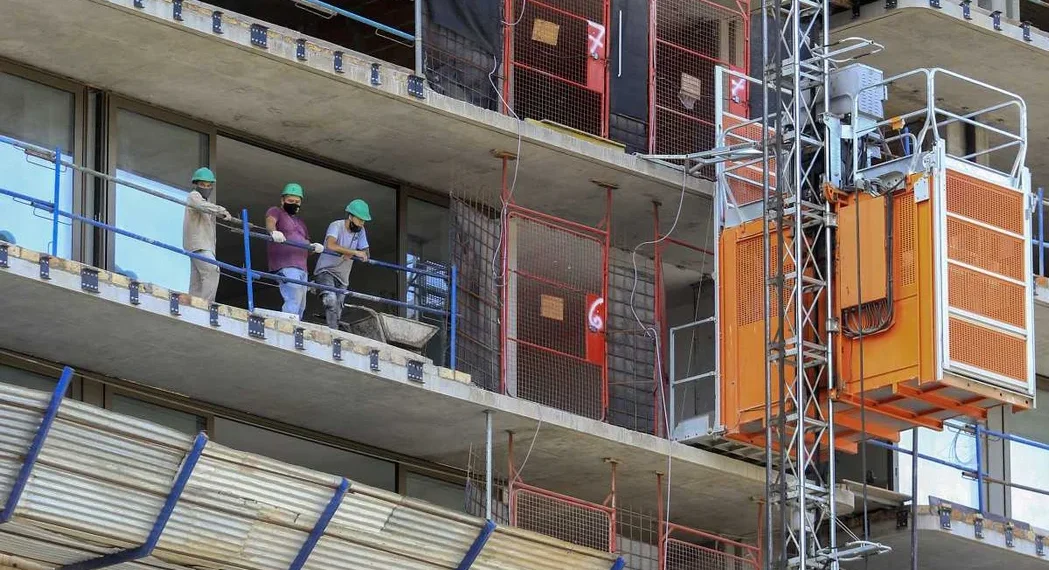 Brutal derrumbe de la industria y la construcción en medio de la recesión