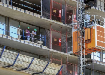 Brutal derrumbe de la industria y la construcción en medio de la recesión más fuerte desde el 2002