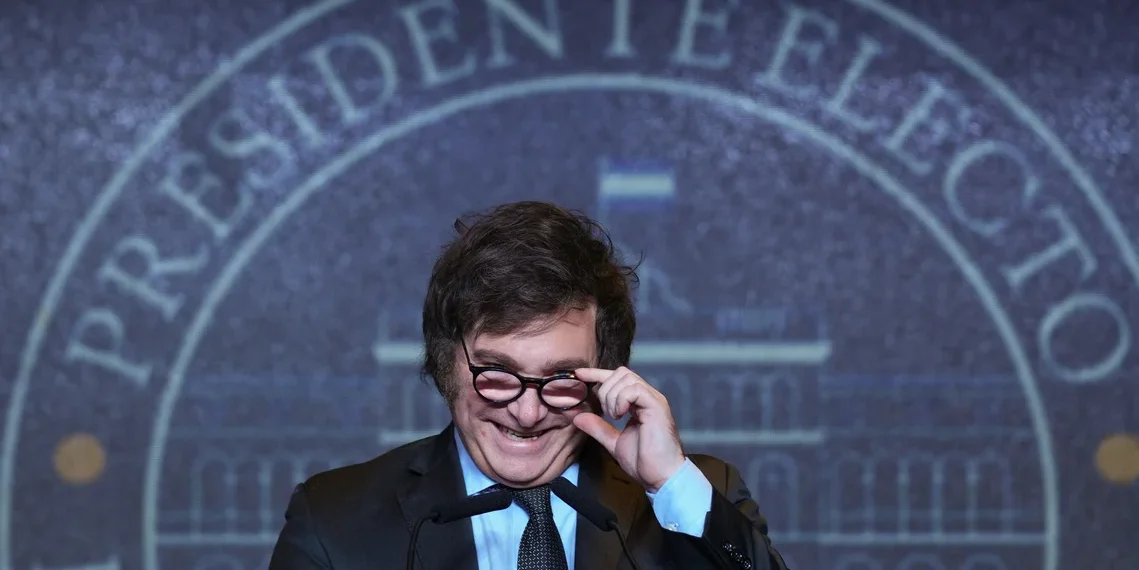Milei redobló la apuesta y calificó al periodismo de «ensobrados, corruptos, que hacen dinero extorsionando»