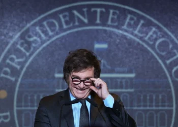 Milei redobló la apuesta y calificó al periodismo de «ensobrados, corruptos, que hacen dinero extorsionando»