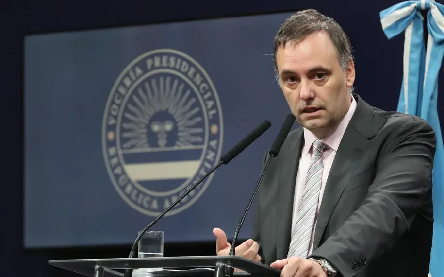 El Gobierno calificó de «descabellados» los aumentos de los directivos de YPF