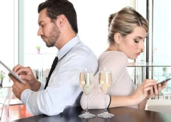 Phubbing, un virus moderno que daña las relaciones cara a cara