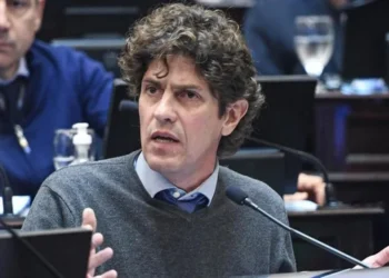 “Estábamos cobrando menos que un tuitero del presidente”, la defensa de Lousteau