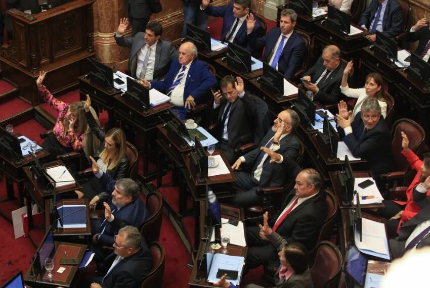 Además del aumento de 165%, los senadores  se auto otorgaron un aguinaldo en sus dietas