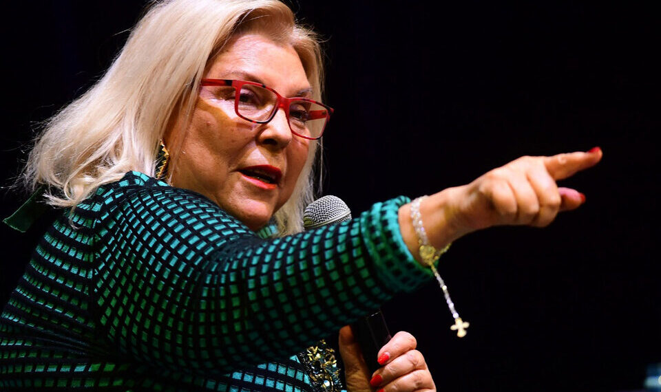 Carrió denunció que Milei lleva adelante «el mayor ataque a la clase media de la historia»