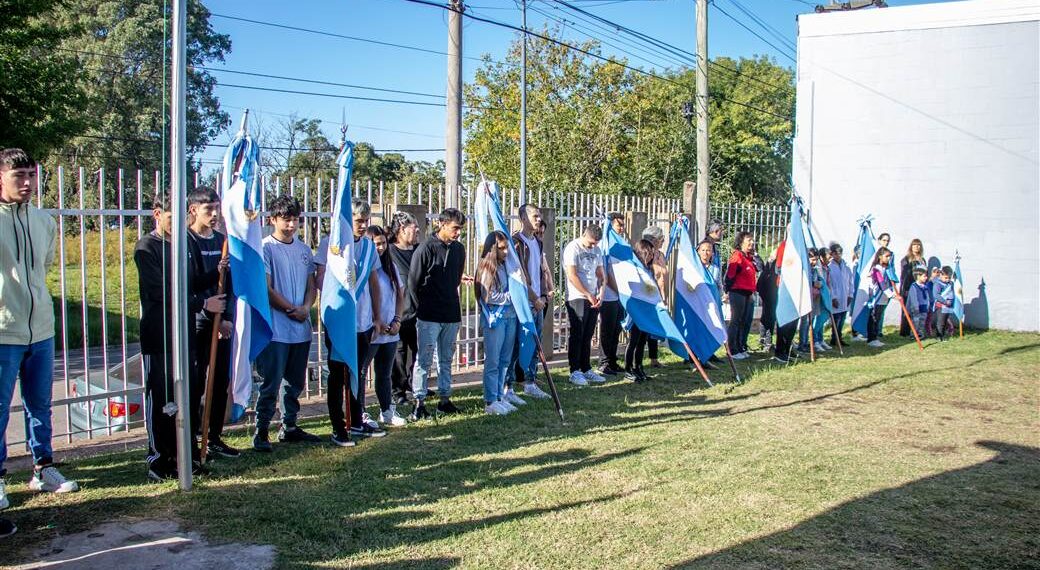 Emotivo acto escolar para honrar a los Veteranos y Héroes de la guerra de Malvinas