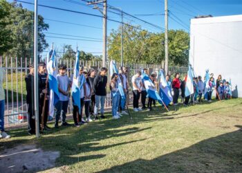 Emotivo acto escolar para honrar a los Veteranos y Héroes de la guerra de Malvinas