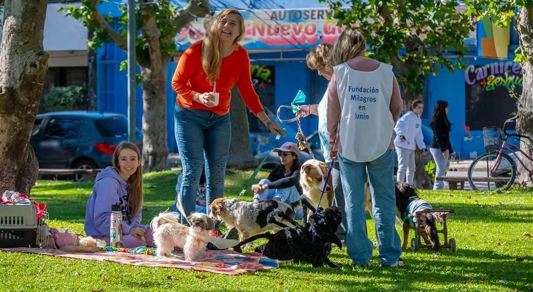 AJPA celebró sus 50 años de vida y el Día del Animal con un gran evento en la Plaza Alem