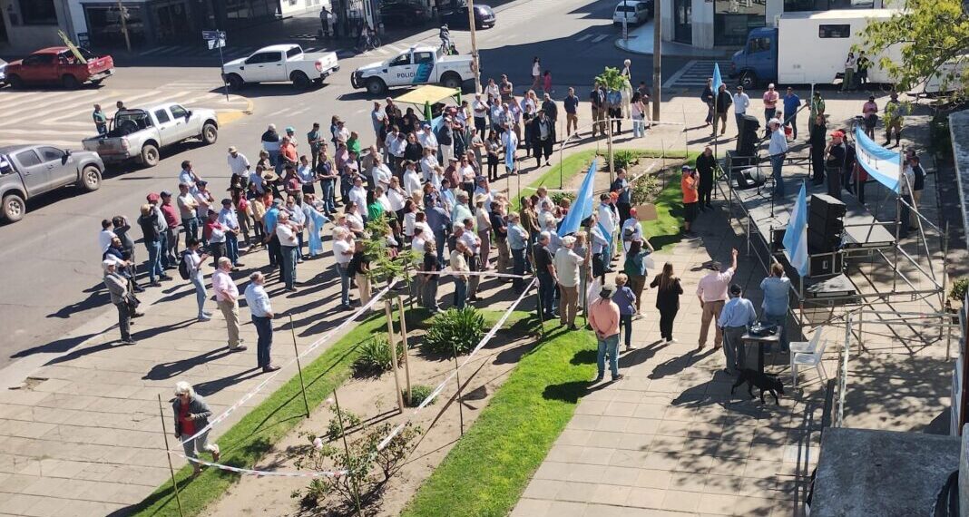 Escasa asistencia a la marcha contra la suba de impuestos de Kicillof