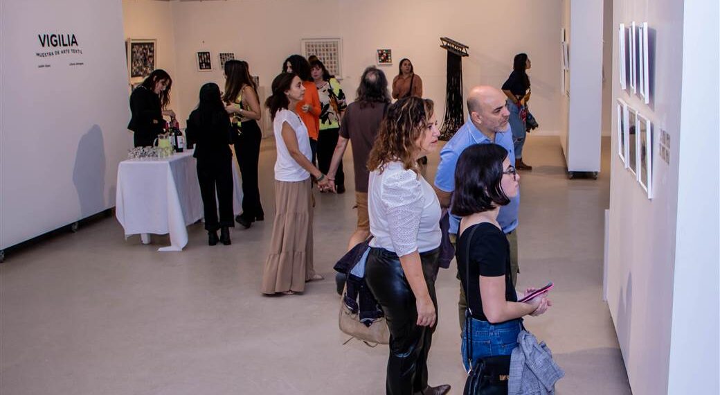 Inauguración de la exposición “Vigilia” con buen acompañamiento vecinal