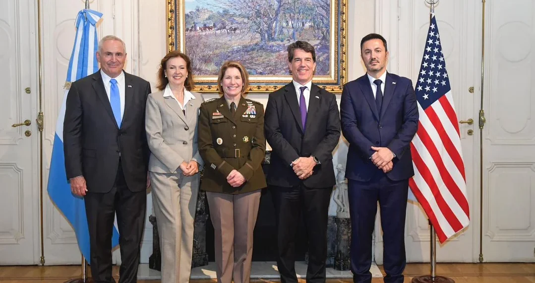 La jefa del Comando Sur de Estados Unidos se reunió con el jefe de Gabinete en Casa Rosada