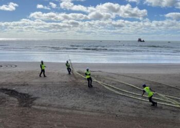 Llegó Firmina a Las Toninas, el primer cable submarino que conecta Estados Unidos con Argentina