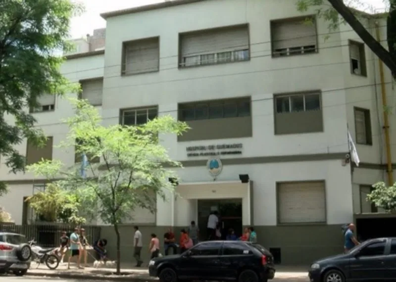 Un menor fue denunciado por rociar con alcohol y prender fuego a su amiga de 10 años