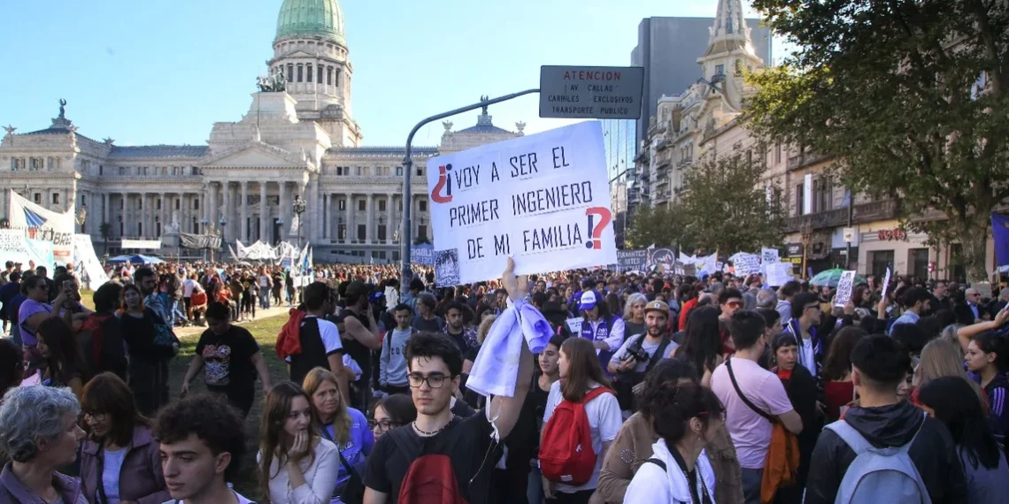 Marcha universitaria: miles de estudiantes, familiares y dirigentes políticos se movilizan hacia la Plaza de Mayo