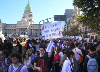 Marcha universitaria: miles de estudiantes, familiares y dirigentes políticos se movilizan hacia la Plaza de Mayo
