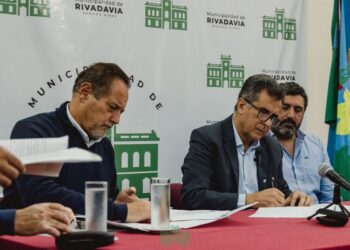 Martínez firmó contrato por viviendas para Rivadavia y destacó el acompañamiento de la Provincia