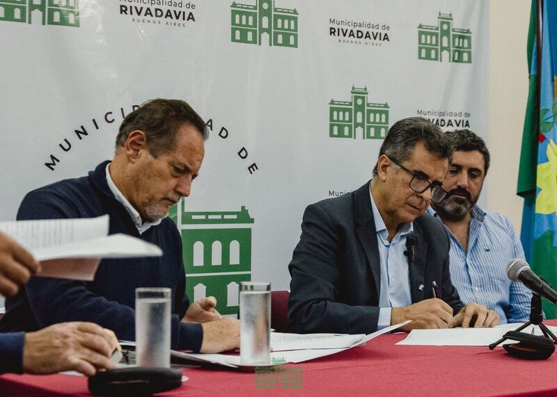 Martínez firmó contrato por viviendas para Rivadavia y destacó el acompañamiento de la Provincia