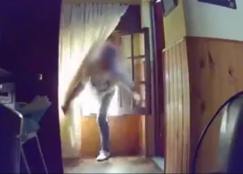 Le robaban dólares y puso una cámara: triste sorpresa al saber quién era