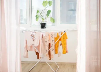 El truco de los japoneses para secar la ropa adentro de casa en los días de lluvia
