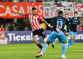 Estudiantes cayó ante Gremio como local y se complicó