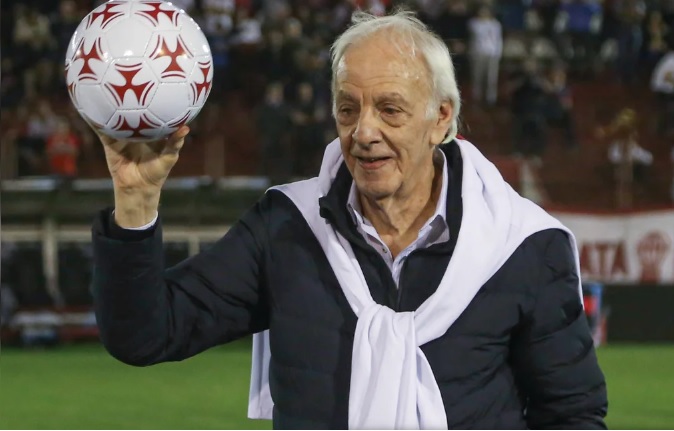 Menotti permanece internado y continúa la preocupación por su estado de salud