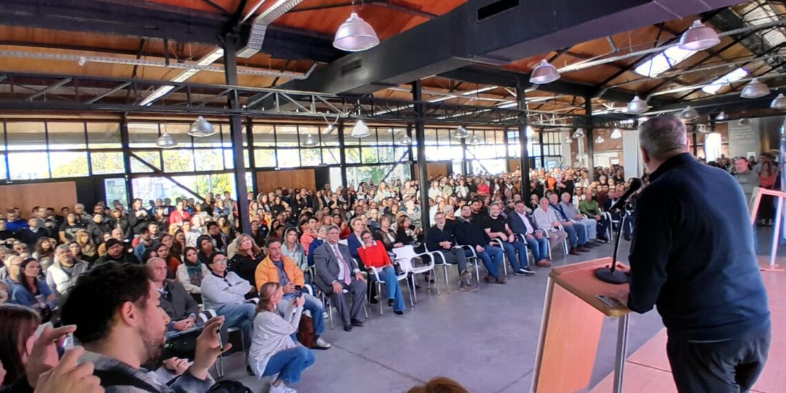 Masiva concentración en Junín en apoyo  a la UNNOBA y la educación pública