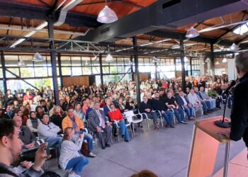 Masiva concentración en Junín en apoyo  a la UNNOBA y la educación pública