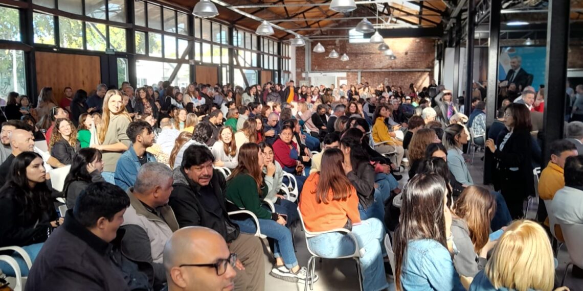 Masiva concentración en Junín en apoyo  a la UNNOBA y la educación pública