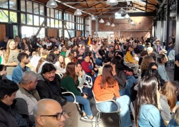 Masiva concentración en Junín en apoyo  a la UNNOBA y la educación pública