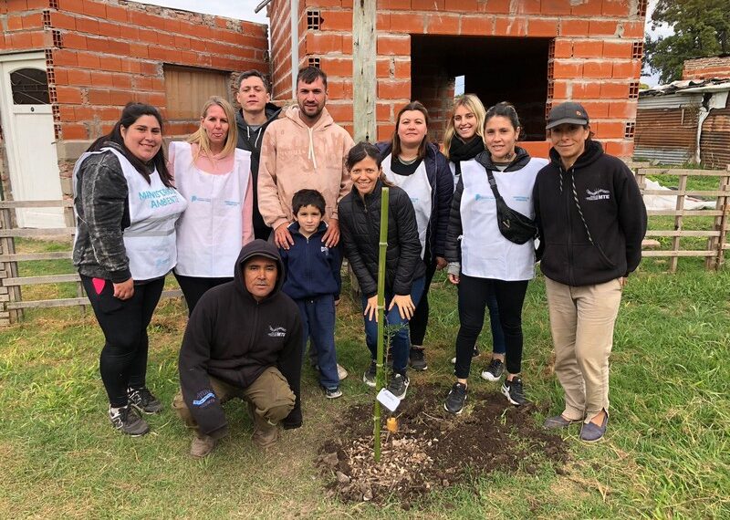 Comenzó el proyecto de forestación en el Barrio “René Favaloro” de Lincoln
