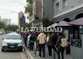 Casi una cuadra de cola ante el ofrecimiento de un empleo