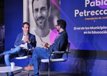 Petrecca disertó en la Feria del Libro sobre el rol de los Municipios en la educación